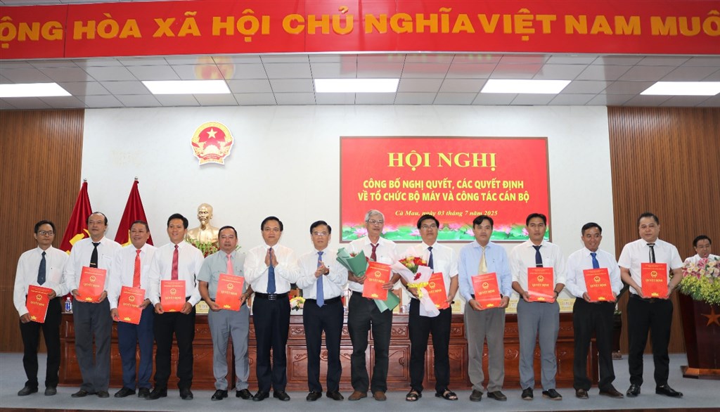 A group of men standing in a row holding signs

AI-generated content may be incorrect.