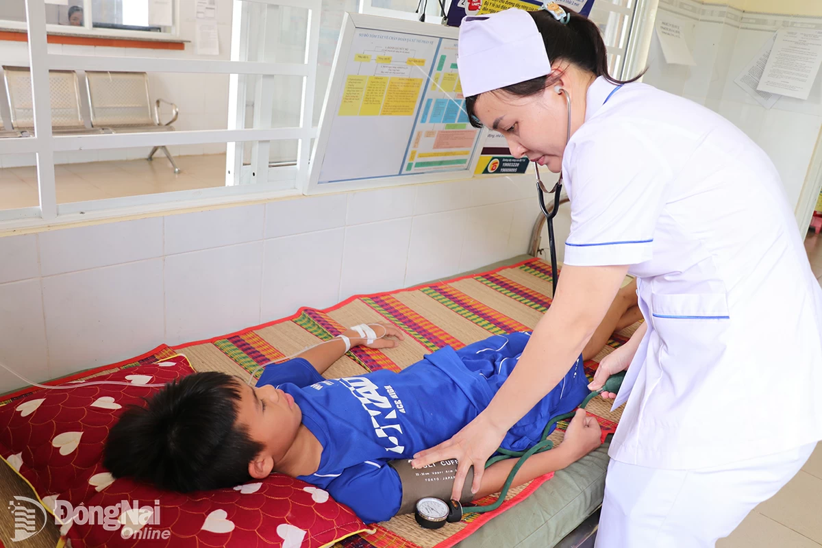 Bệnh nhân đang được điều trị tại Điểm Trạm y tế Thanh Bình, xã Bàu Hàm. Ảnh: Hải Yến

