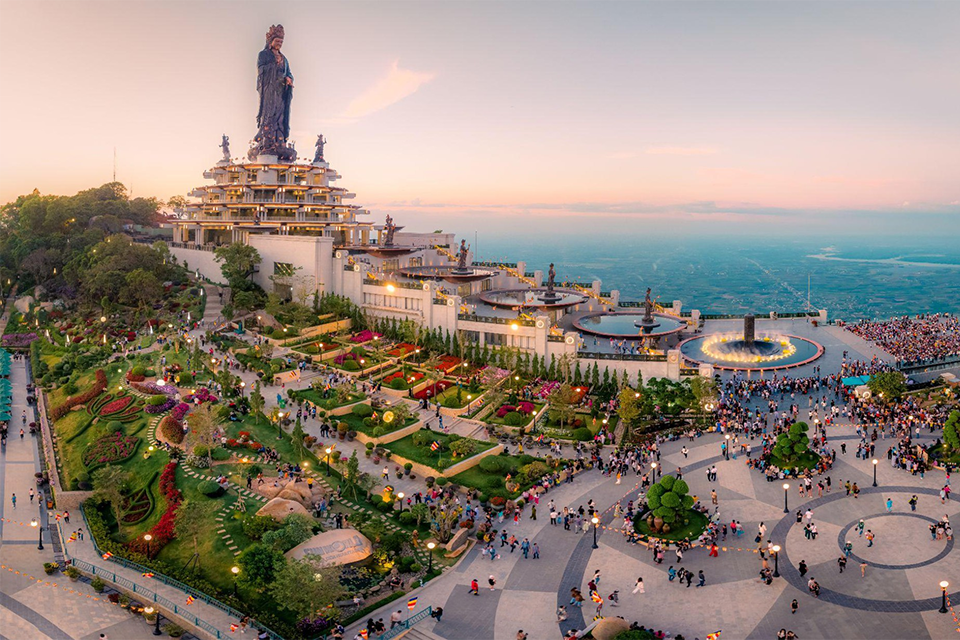 ដំណើរកម្សាន្តរយៈពេល 1 ថ្ងៃ Tay Ninh: ដំណើរទៅដណ្ដើមដំបូលខាងត្បូង - ទស្សនារូបសំណាកព្រះពុទ្ធ Maitreya និងកន្លែងខាងវិញ្ញាណនៃភ្នំ Ba Den