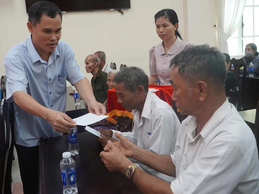 Ông Phan Thanh Liêm, Phó Chủ tịch UBND xã Đất Đỏ trao quà đến gia đình chính sách, người có công dịp 27-7