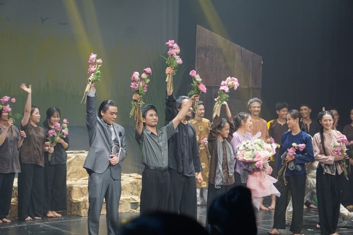 "Máu thắm Đồng Nọc Nạng" – Vở diễn cháy rực lửa nghề và tình yêu đất nước - Ảnh 7.