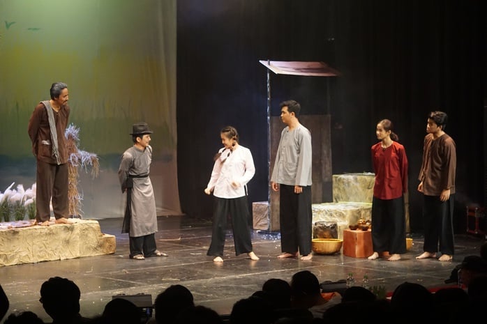 "Máu thắm Đồng Nọc Nạng" – Vở diễn cháy rực lửa nghề và tình yêu đất nước - Ảnh 3.