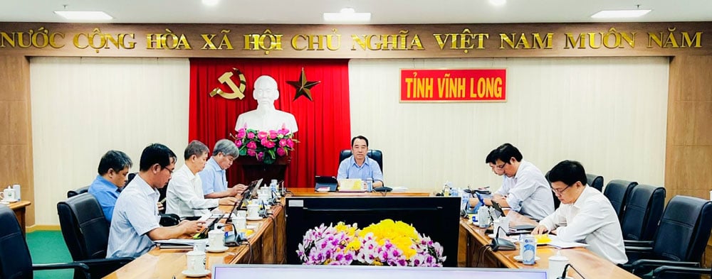 អនុលេខាគណៈកម្មាធិការបក្សខេត្ត ប្រធានគណៈកម្មាធិការប្រជាជនខេត្ត - Lu Quang Ngoi រួមជាមួយថ្នាក់ដឹកនាំមន្ទីរ និងសាខាខេត្តបានចូលរួមសន្និសីទនៅចំនុចស្ពាន Vinh Long។