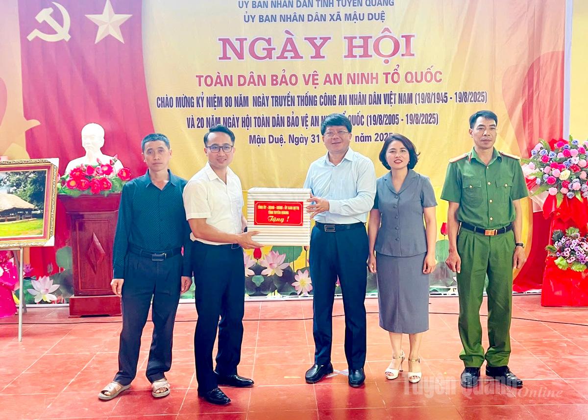 Comrade Ha Trung Kien, Member of the Provincial Party Standing Committee, Permanent Vice Chairman of the Provincial Vietnam Fatherland Front Committee, presented gifts to congratulate the National Day for National Security Protection in Mau Due commune.