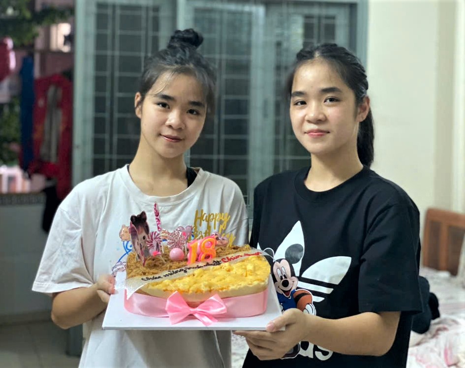 Cặp song sinh cùng tiến