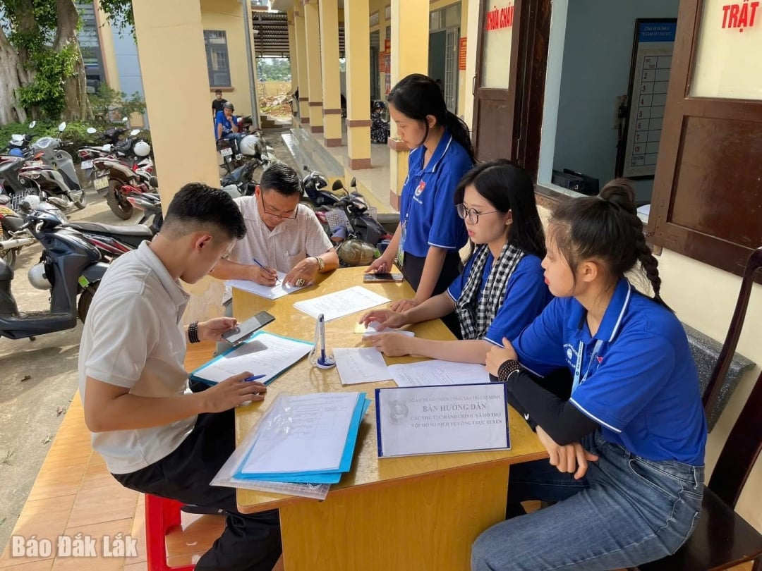 សមាជិកសម្ព័ន្ធយុវជននៃសាកលវិទ្យាល័យ Tay Nguyen ចូលរួមគាំទ្រប្រជាជនឃុំ Ea Kly អនុវត្តនីតិវិធីរដ្ឋបាល។