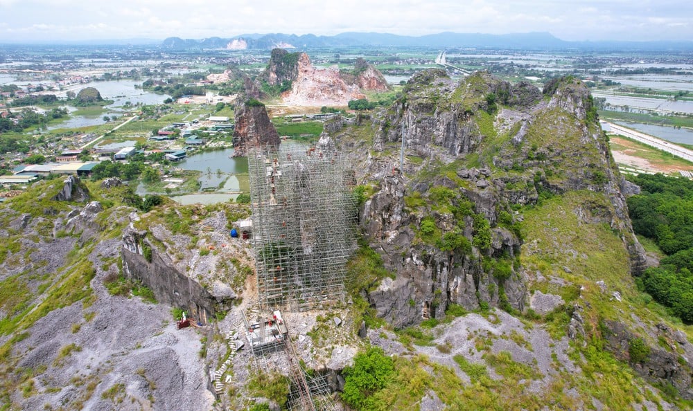 Dựng giàn giáo khủng 
