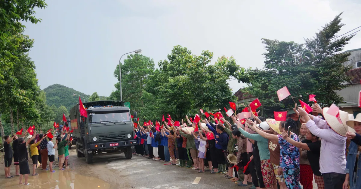 Tình quân dân xoa dịu những nỗi đau nơi “rốn lũ” Nghệ An