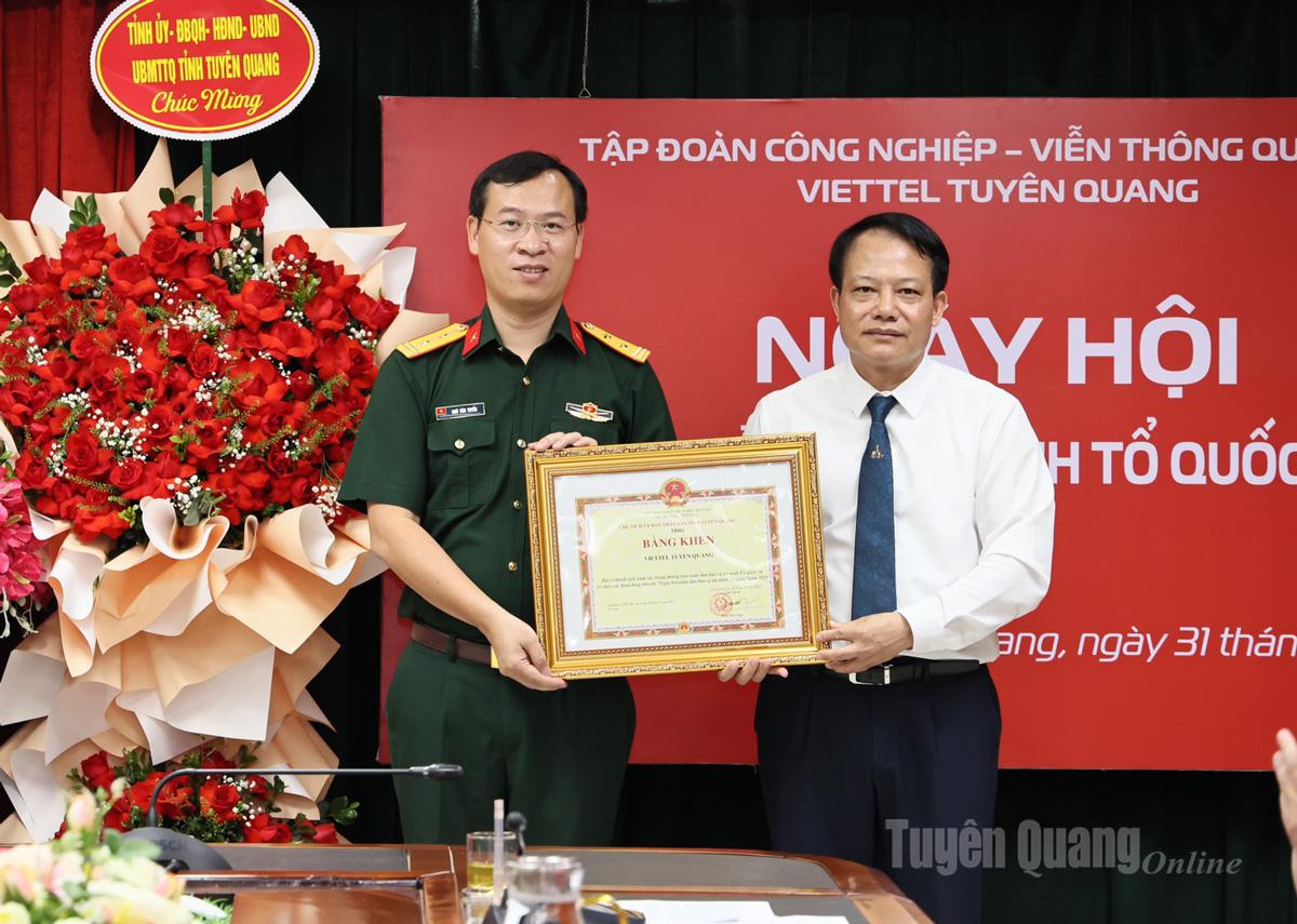 Viettel Tuyên Quang nhận Bằng khen của Chủ tịch UBND tỉnh vì có thành tích xuất sắc trong phong trào Toàn dân bảo vệ ANTQ.