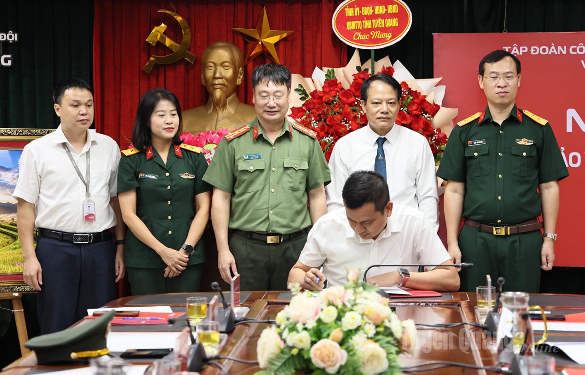Các phòng, ban Viettel Tuyên Quang ký kết phát động phong trào Toàn dân bảo vệ ANTQ trước sự chứng kiến của các đại biểu.