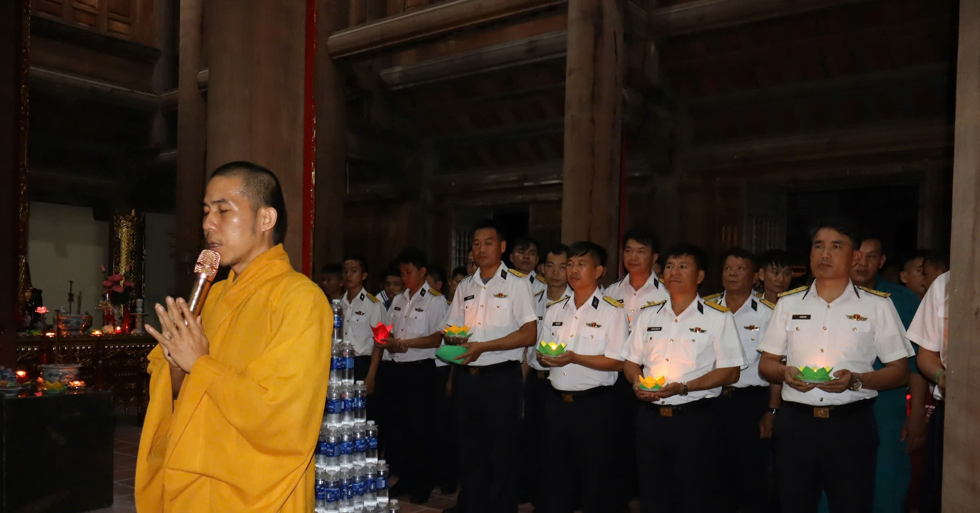 ការ​បង្ហោះ​គោម​ផ្កា​ចូល​សមុទ្រ​ដើម្បី​រំលឹក​ដល់​វីរជន​និង​យុទ្ធជន​ Truong Sa