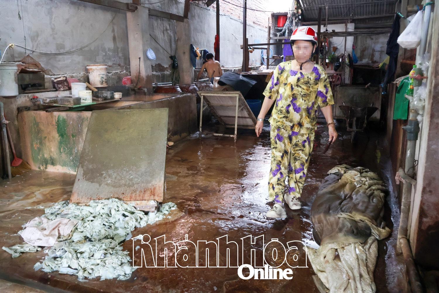 រោងចក្រកែច្នៃសំបកគោ បញ្ចេញទឹកសំណល់ចូលទៅក្នុងទន្លេ Quan Truong តំបន់វួដ Nha Trang ។