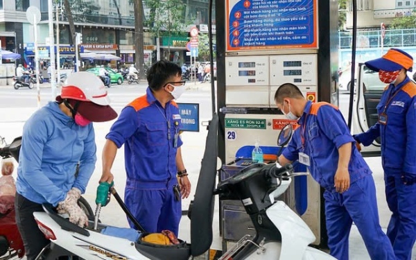 Giá xăng lên gần 20.000 đồng/lít