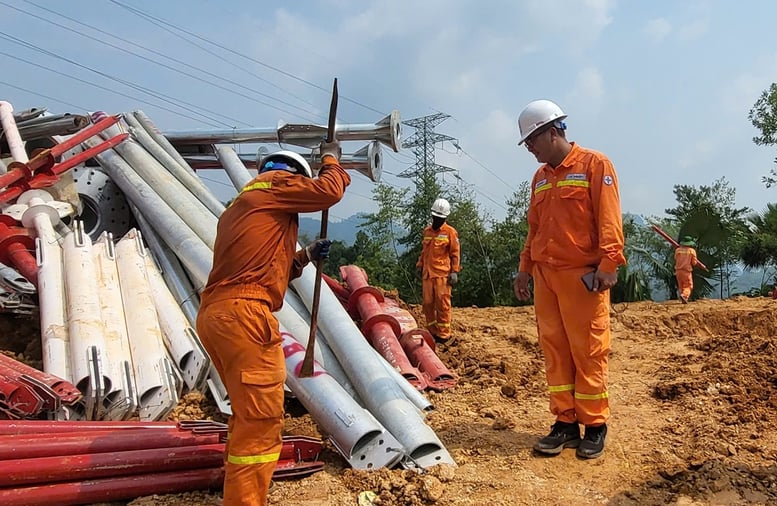 Gần 600 kỹ sư, công nhân EVNNPT 'tiếp sức' cho dự án đường dây 500kV Lào Cai - Vĩnh Yên- Ảnh 3.