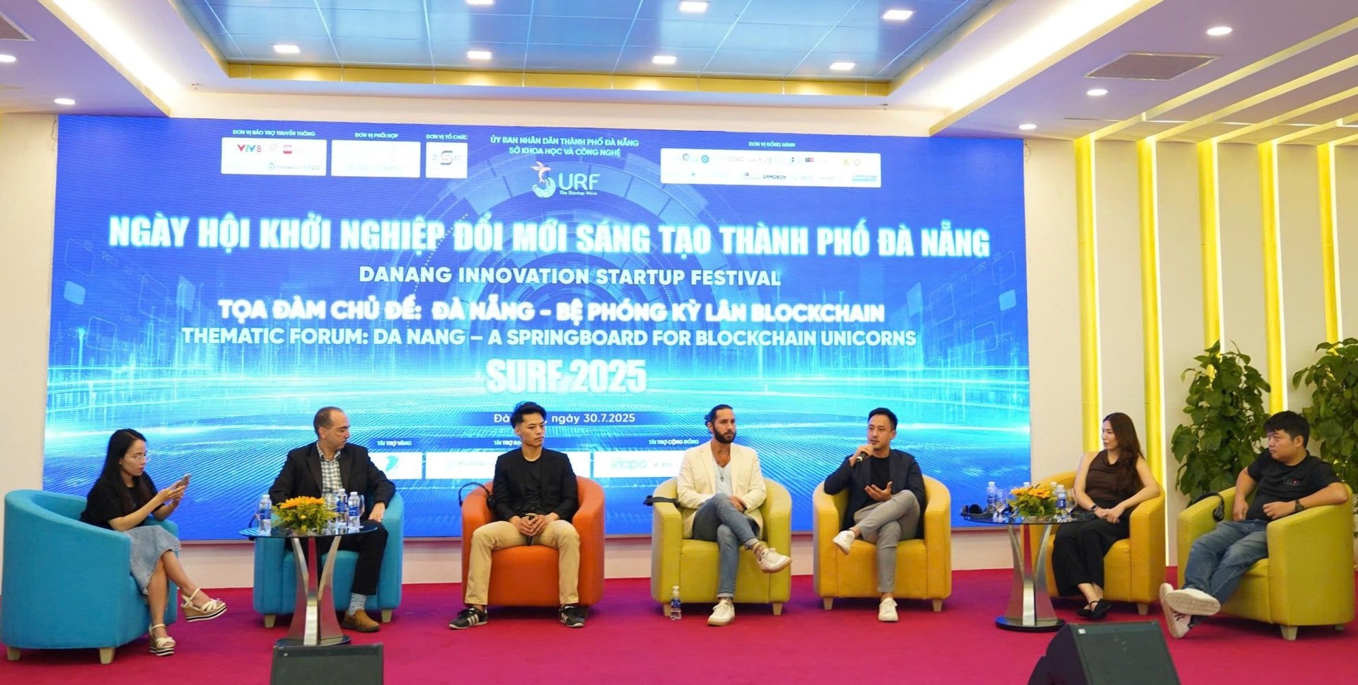 Các khách mời tham dự tọa đàm “Đà Nẵng - Bệ phóng kỳ lân blockchain”, trong khuôn khổ Ngày hội Khởi nghiệp đổi mới sáng tạo thành phố Đà Nẵng - SURF 2025. Ảnh: MAI QUẾ