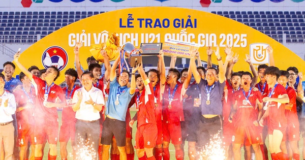 Công Phương bị khoá chặt, PVF vô địch U21 Quốc gia