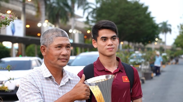 Quốc Việt rủ Đình Bắc, Văn Khang,... nhảy TikTok theo trend cực hài hước ở sân bay - Ảnh 5.