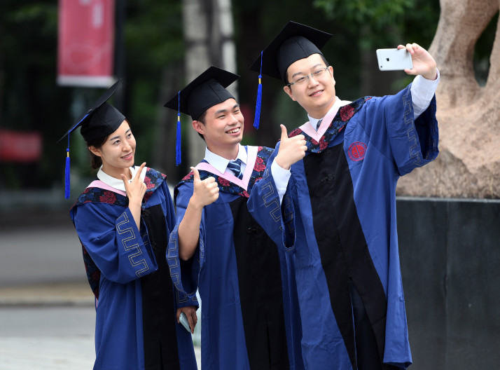 Cử nhân tốt nghiệp Trường đại học Khoa học Chính trị và Luật ở Bắc Kinh. (Ảnh: XINHUA)