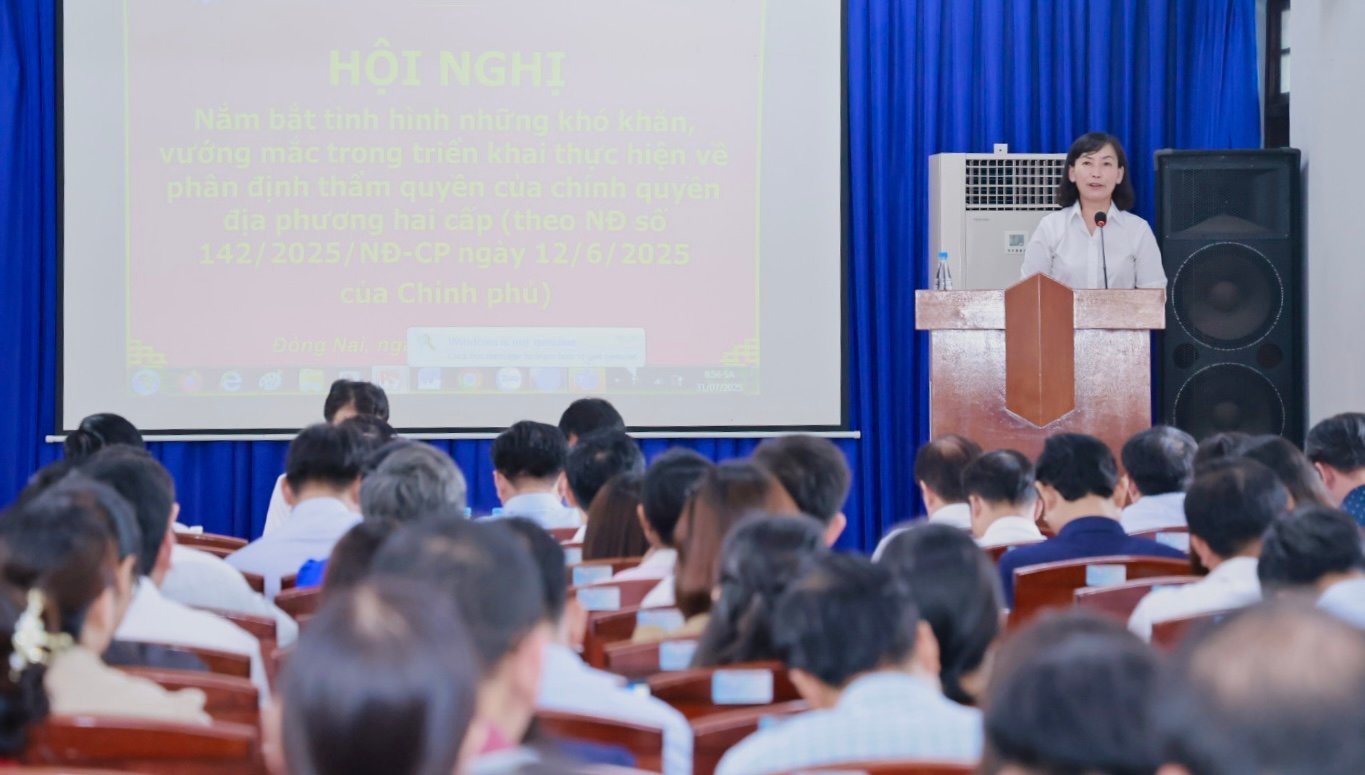 Tỉnh ủy viên, Giám đốc Sở Giáo dục và đào tạo Trương Thị Kim Huệ chủ trì hội nghị. Ảnh: Công Nghĩa