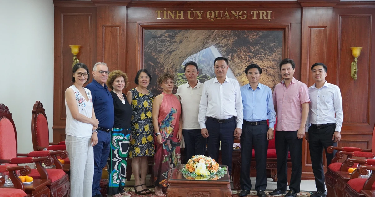 Bí thư Tỉnh ủy Lê Ngọc Quang tiếp đại diện gia đình Nhạc sĩ Hoàng Vân