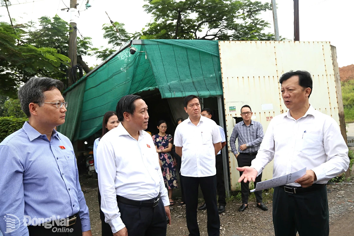 Đoàn Đại biểu Quốc hội tỉnh Đồng Nai giám sát thực tế dự án sử dụng đất đai giai đoạn 2021-2025 tại phường Trấn Biên. Ảnh: Lê An

