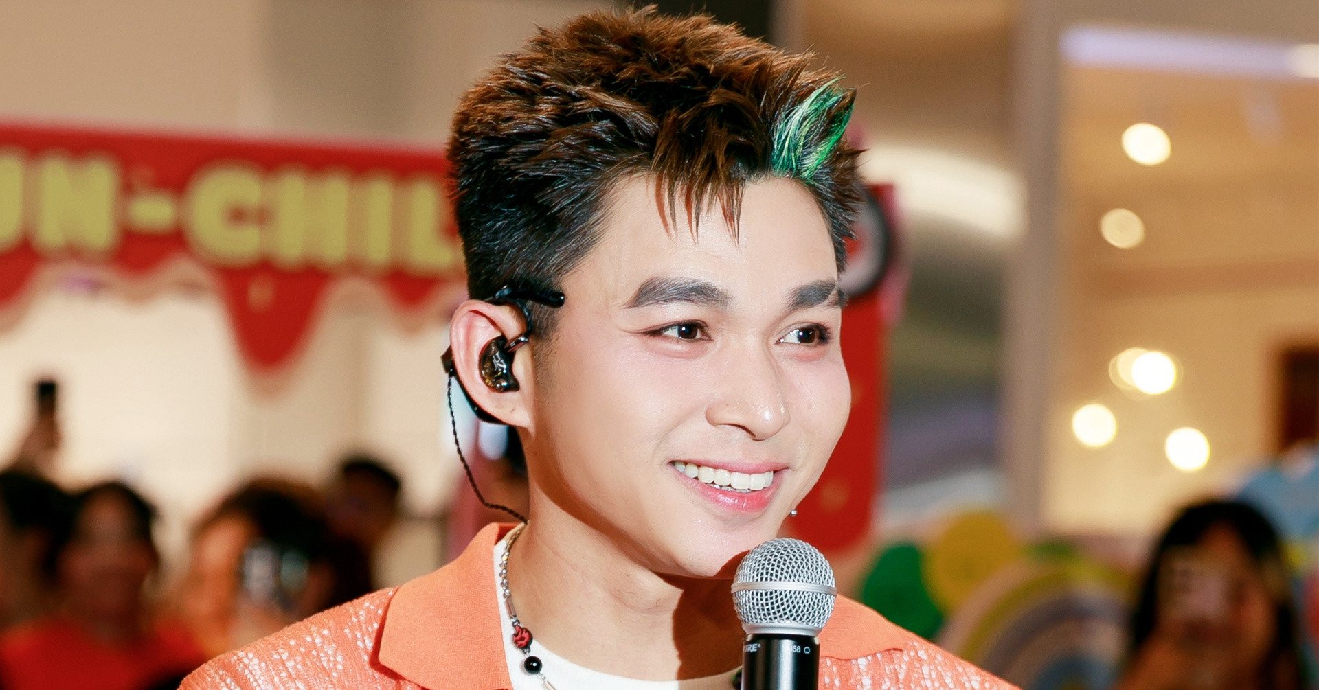 តារាចម្រៀង Jun Pham និងអ្នកគាំទ្របរិច្ចាគ ១ពាន់លានដុង ដើម្បីជួយកុមារដែលវះកាត់បេះដូង