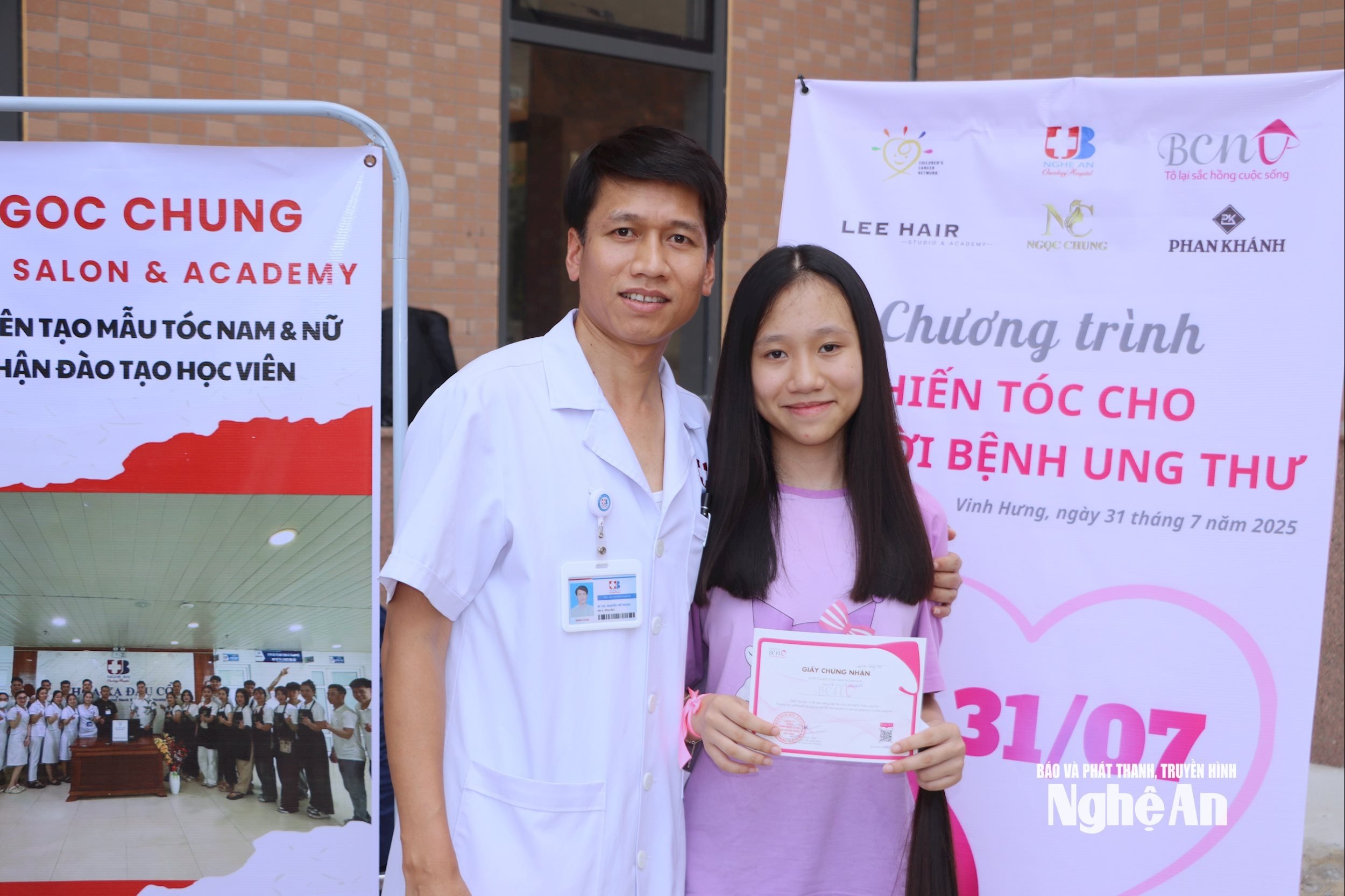 ម្ចាស់​សក់​ក្នុង​កម្មវិធី​ទទួល​បាន​វិញ្ញាបនបត្រ​ដោយ​ទទួល​ស្គាល់​នូវ​ទង្វើ​ដ៏​ថ្លៃ​ថ្នូរ​របស់​ខ្លួន។
