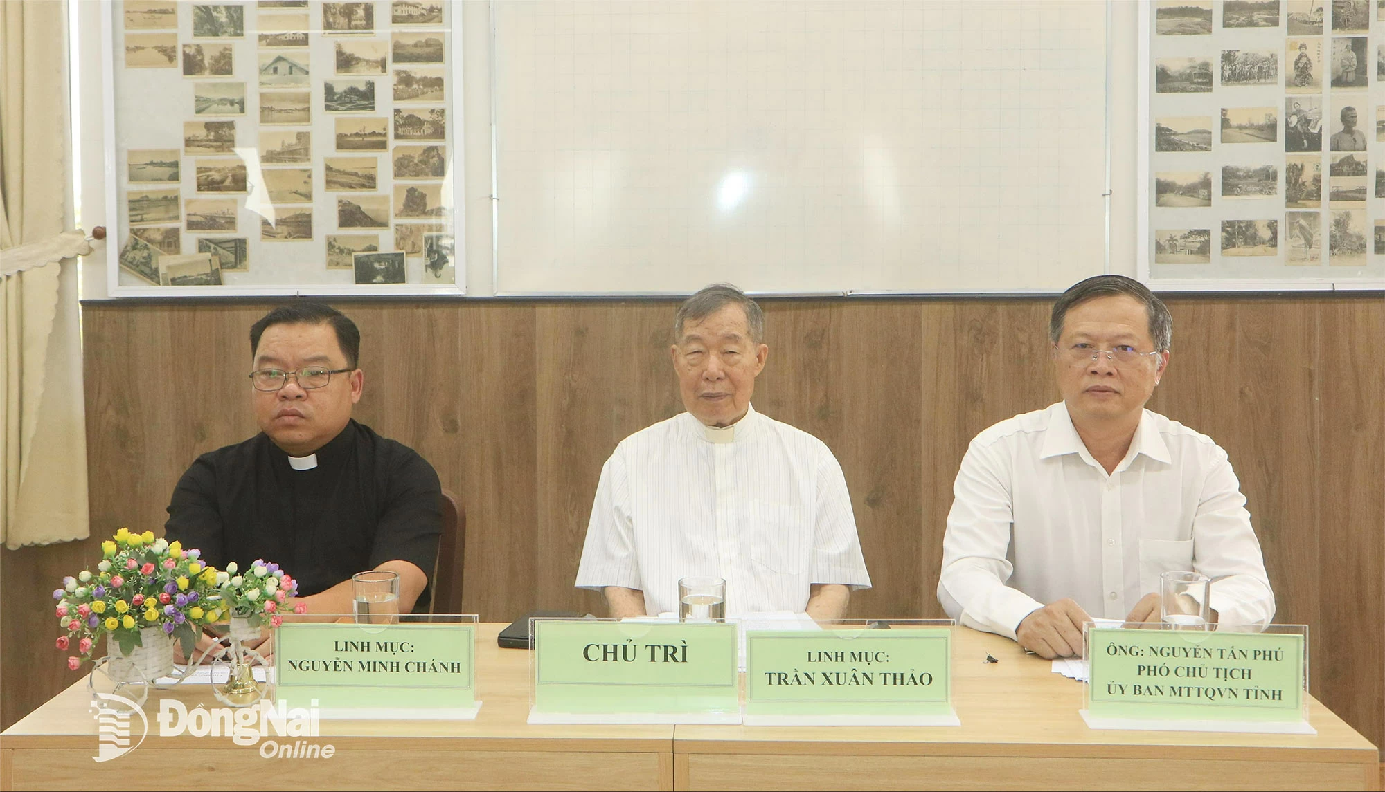El vicepresidente del Comité del Frente Patriótico de Vietnam de la provincia de Dong Nai, Nguyen Tan Phu; el sacerdote Tran Xuan Thao, vicepresidente del Comité de Solidaridad Católica con Vietnam y presidente del Comité de Solidaridad Católica con Vietnam de la provincia de Dong Nai; y el sacerdote Nguyen Minh Chanh, expresidente del Comité de Solidaridad Católica de la provincia de Binh Phuoc, presidieron la conferencia. Foto: Van Truyen