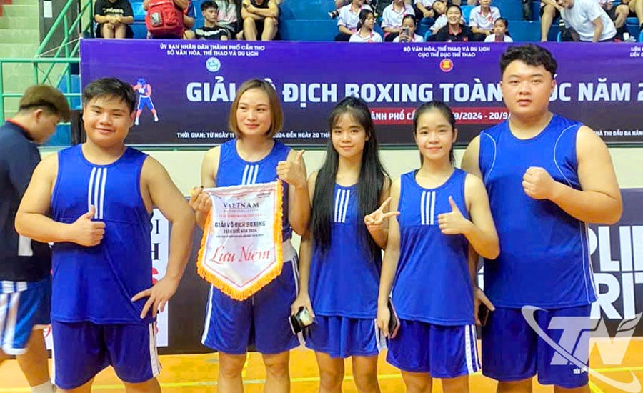 Hoang Ngoc Phuong Trinh និង Hoang Ngoc Phuong Uyen (ទី 2 និងទី 3 ពីស្តាំ) ជាមួយមិត្តរួមក្រុម។