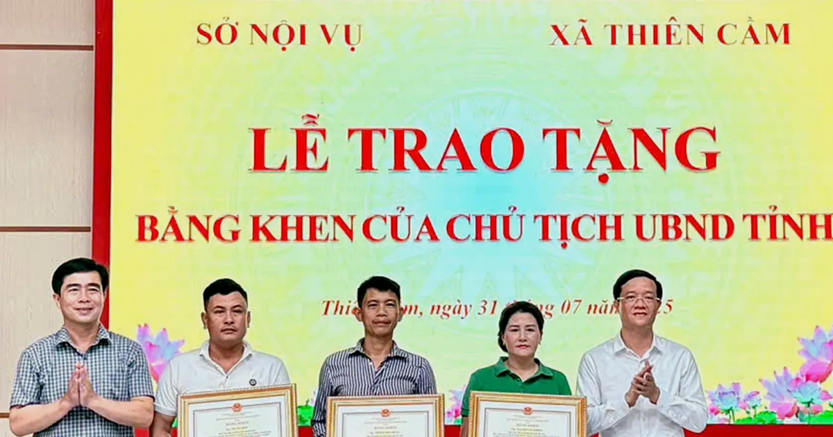 Ha Tinh : Remise de certificats de mérite à trois citoyens courageux qui ont sauvé des personnes lors du naufrage du bateau touristique