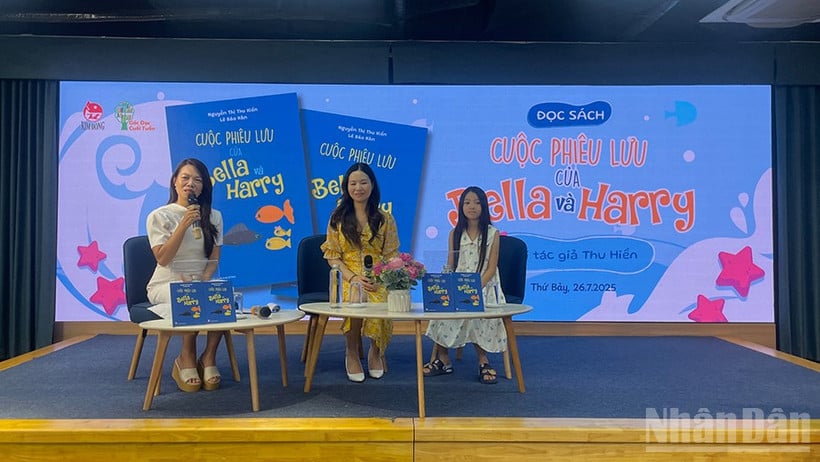 Author Nguyen Thi Thu Hien and baby Le Bao Han at the talk about the book.