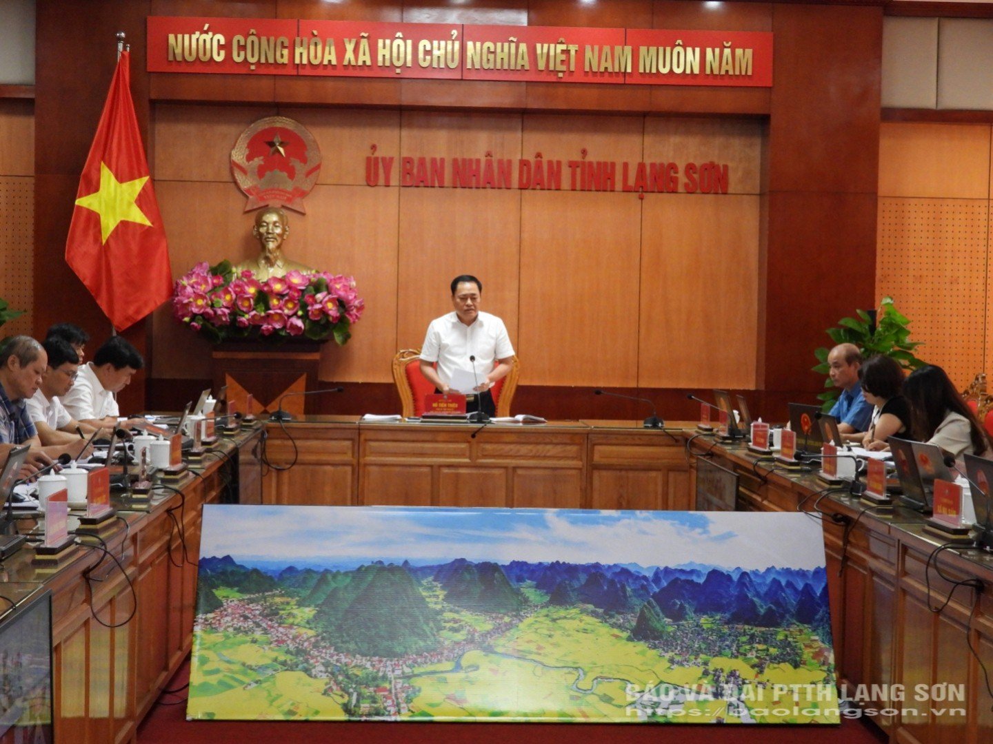 Đồng chí Hồ Tiến Thiệu, Phó Bí thư Tỉnh ủy, Chủ tịch UBND tỉnh phát biểu thảo luận tại hội nghị