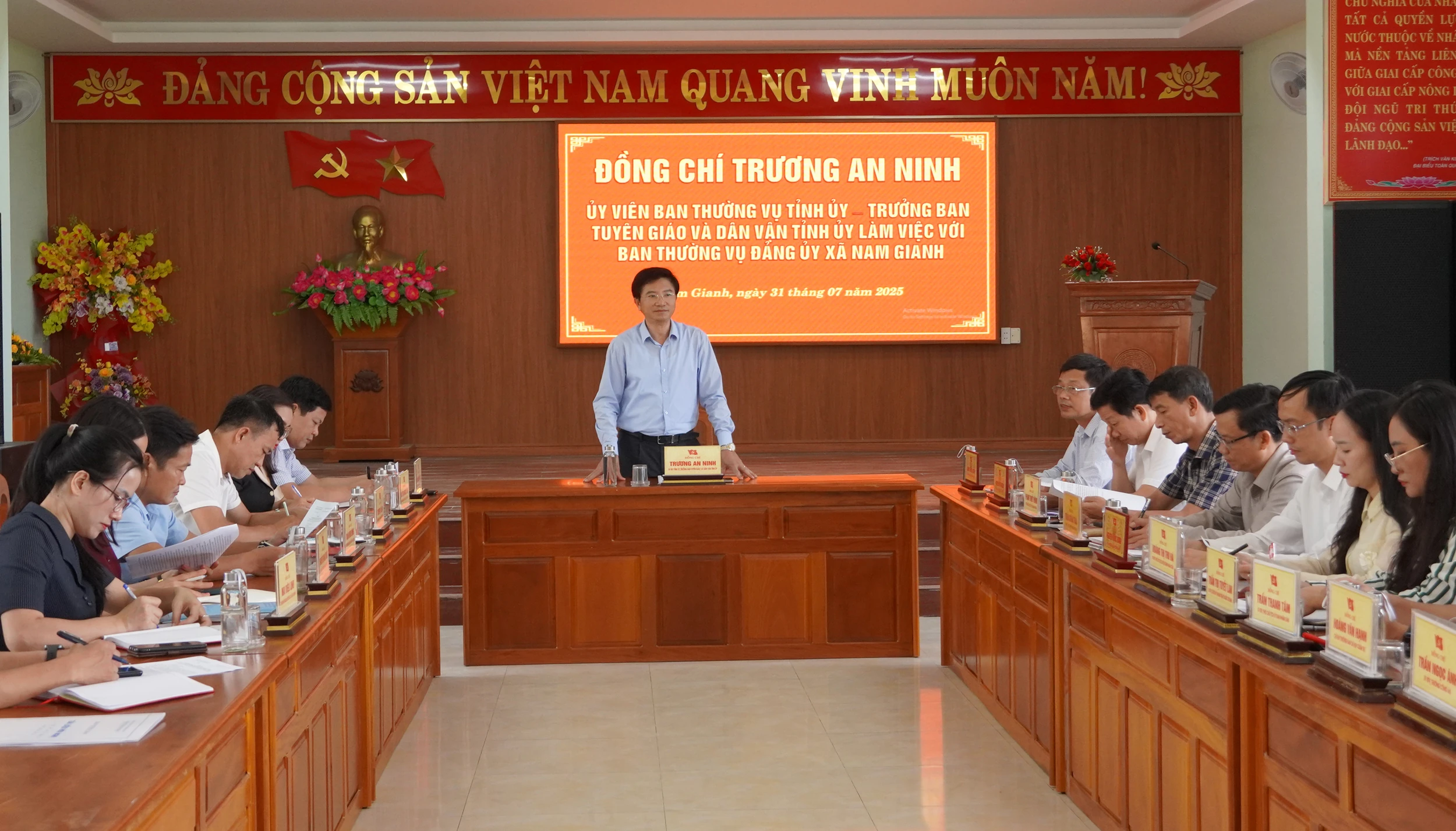 Trưởng ban Tuyên giáo và Dân vận Tỉnh ủy làm việc với xã Nam Gianh