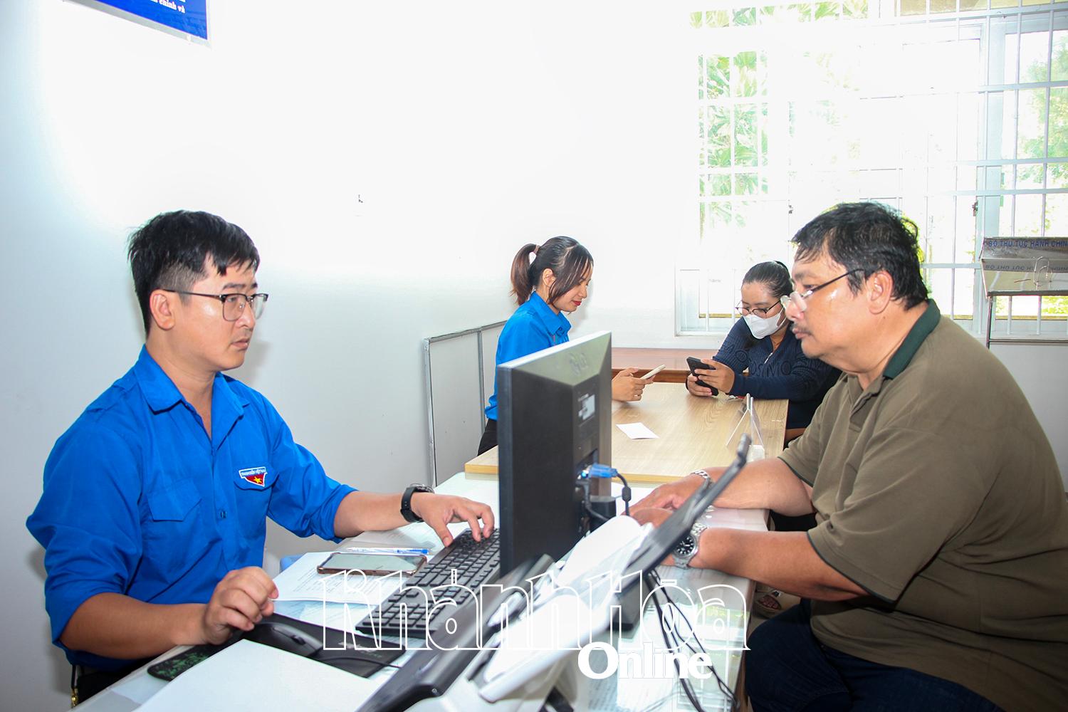 Đoàn viên, thanh niên hỗ trợ người dân thực hiện các bước nộp hồ sơ tại Trung tâm Phục vụ hành chính công xã Vạn Ninh.