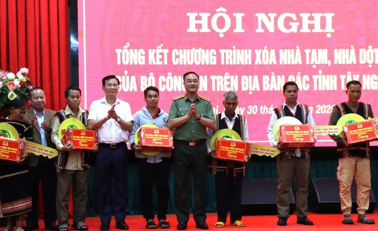 Bộ Công an hỗ trợ xóa 6.370 nhà tạm, nhà dột nát trên địa bàn Tây Nguyên- Ảnh 1.