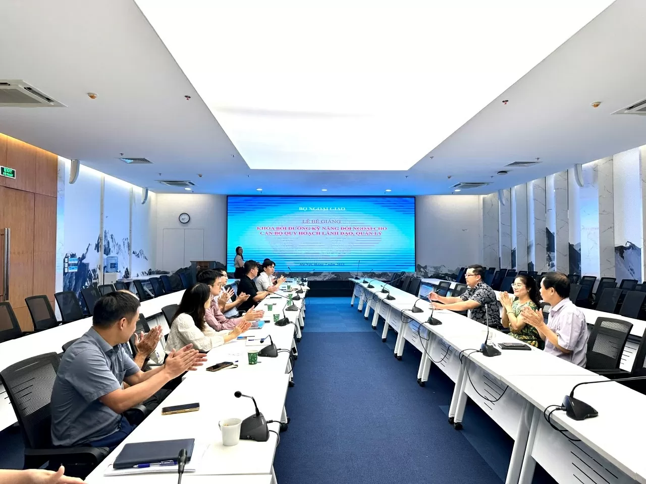 Bế giảng Khóa bồi dưỡng nâng cao kỹ năng đối ngoại cho cán bộ quy hoạch của Bộ Ngoại giao