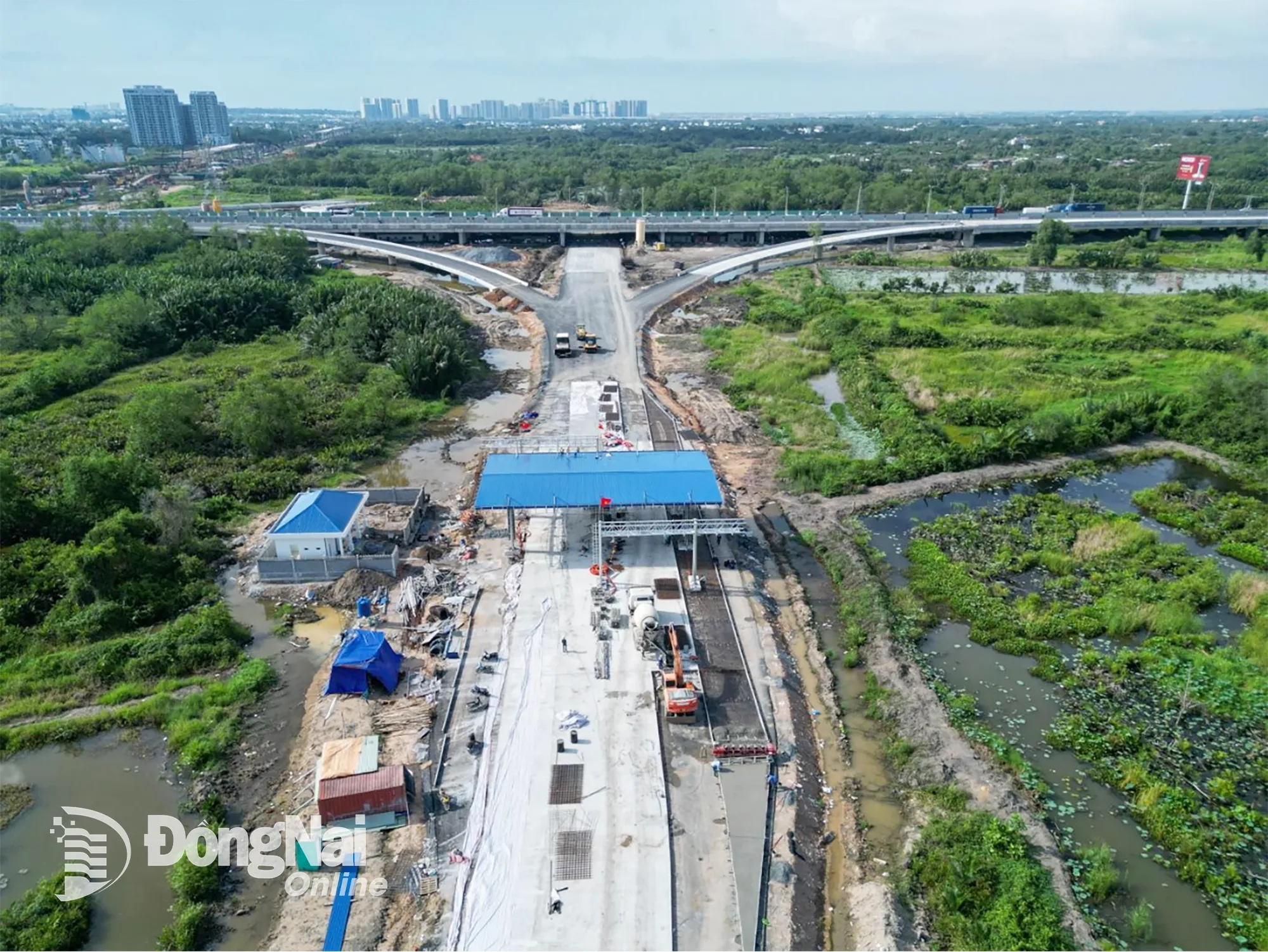 At the Ho Chi Minh City - Long Thanh - Dau Giay Expressway interchange, one of the most important connecting points of Ring Road 3, the overpass branches have clearly taken shape. At the construction site, construction teams are accelerating with a dense density of human resources and machinery.