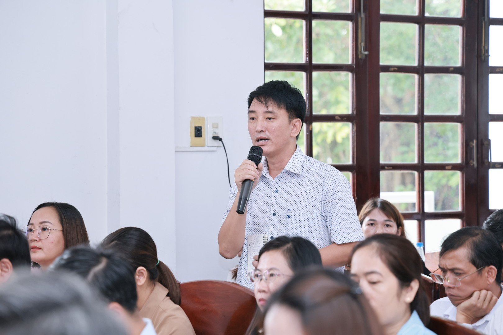 Cán bộ các xã, phường phát biểu ý kiến tại hội nghị. Ảnh: Công Nghĩa