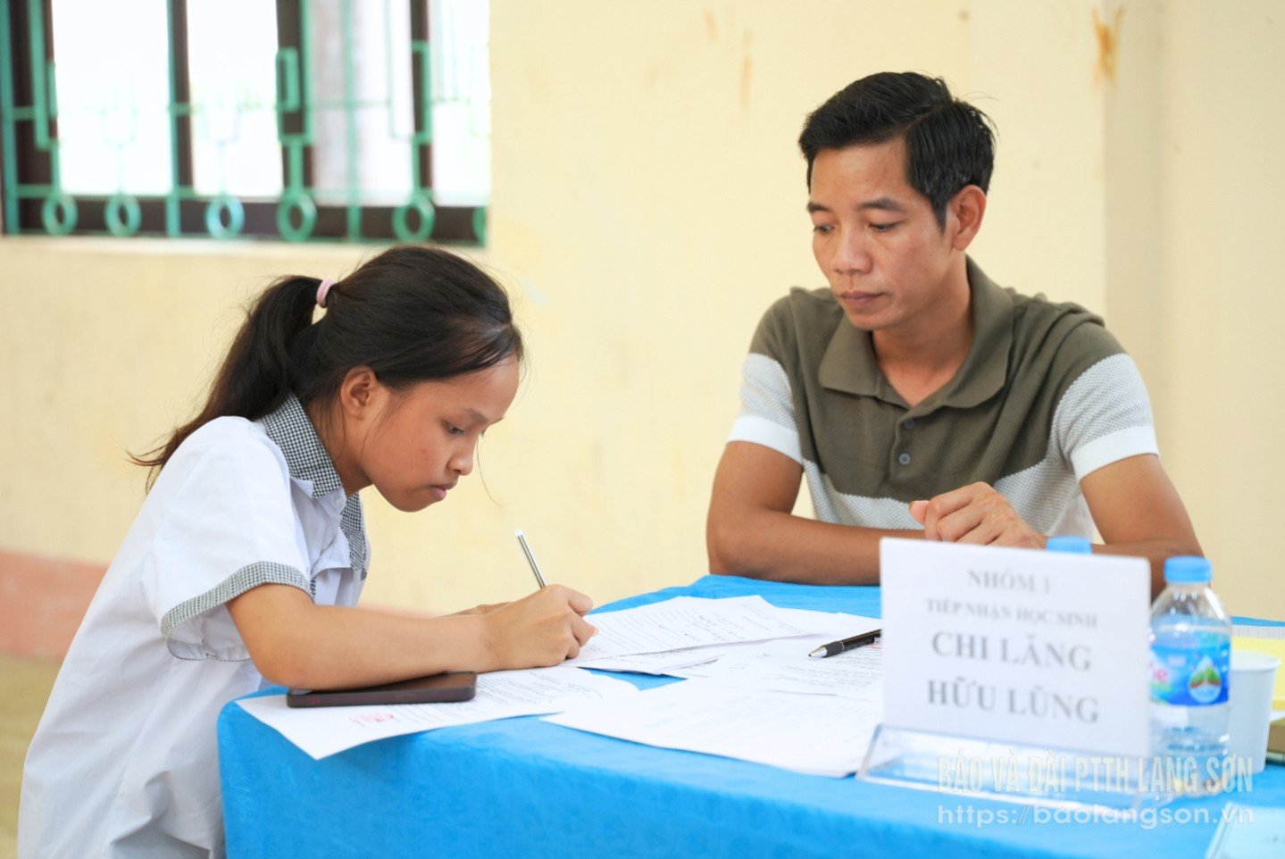 Le personnel et les enseignants du Lang Son Vocational College guident les étudiants dans les procédures d'admission pour l'année scolaire 2025-2026