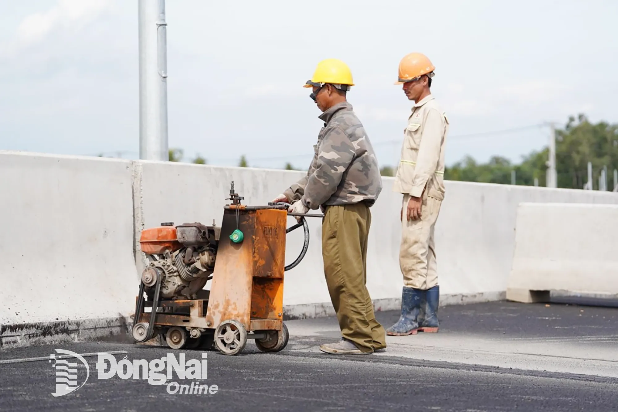 Workers construct expansion joints and complete the final items on Nhon Trach Bridge - the largest bridge on Ring Road 3 through Ho Chi Minh City and Dong Nai.