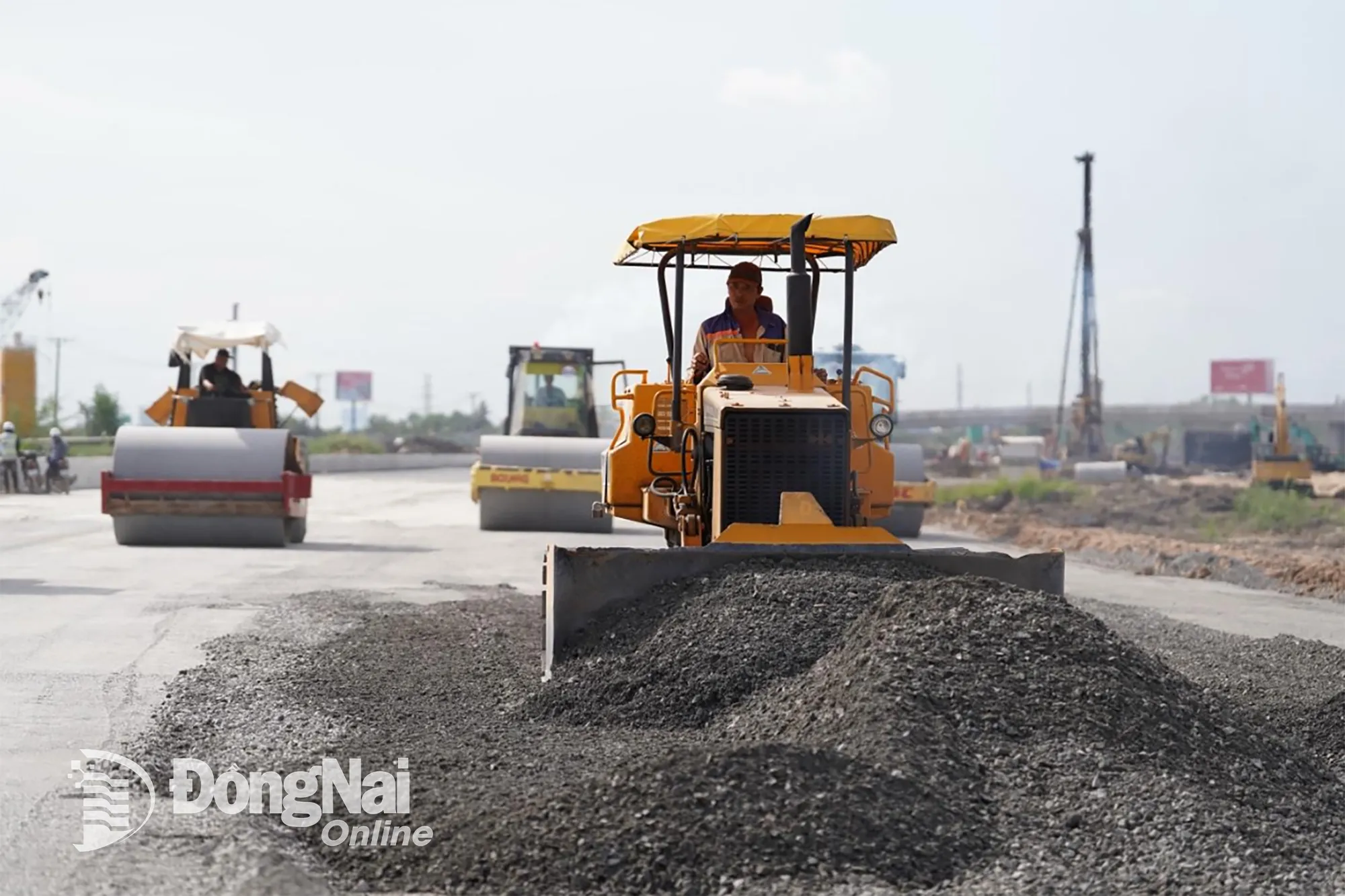 Workers were busy working from early morning to late at night, divided into many rotating teams working non-stop along the entire route. The sounds of drilling machines, compactors, and concrete mixers echoed steadily in the harsh late June sun, creating a bustling scene at the construction sites.