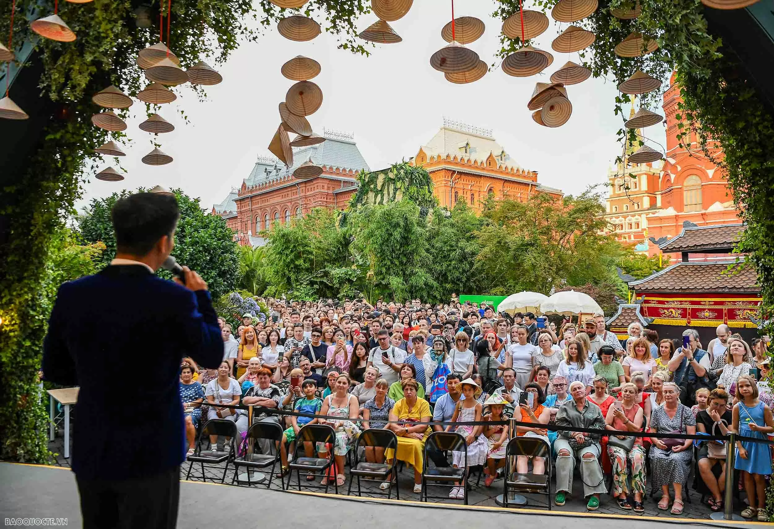 Chiếc áo dài lấy cảm hứng từ luỹ tre Việt Nam và rừng bạch dương Nga trưng bày giữa Moscow