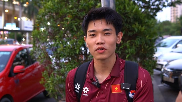 Đình Bắc về nước với đầy vết xước trên cổ nhưng chỉ nhớ đến... trọng tài thổi chung kết- Ảnh 4.