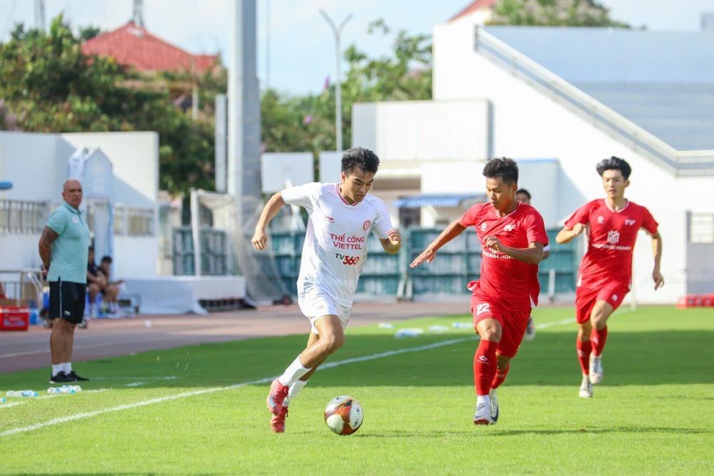 Công Phương bị khóa chặt, PVF vô địch U21 Quốc gia - Ảnh 2.