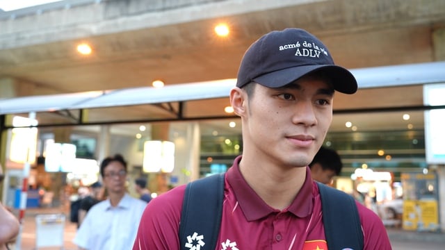 Quốc Việt rủ Đình Bắc, Văn Khang,... nhảy TikTok theo trend cực hài hước ở sân bay - Ảnh 7.