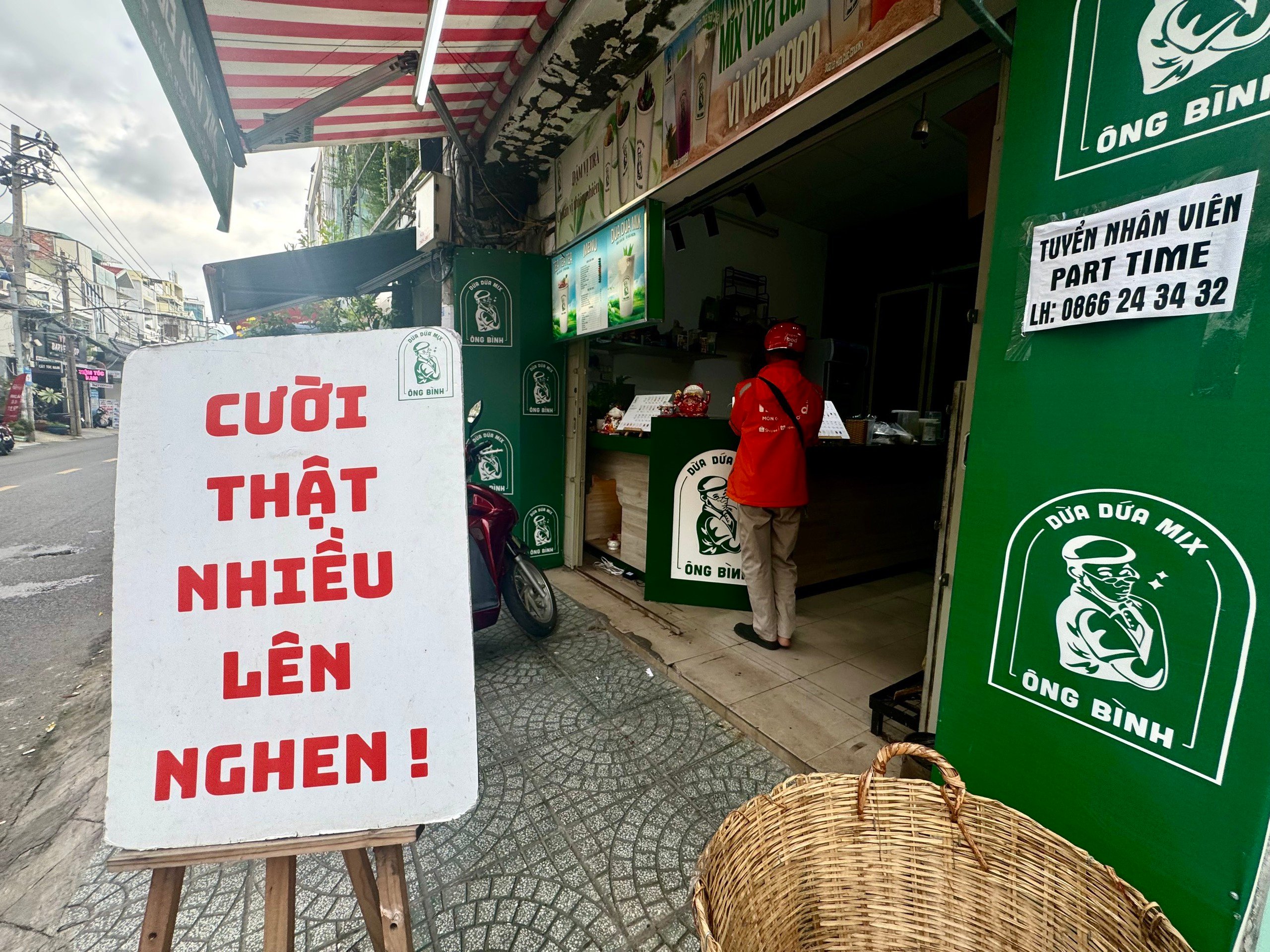 Bảng hiệu dễ thương ở quán cà phê, tiệm tóc TP.HCM: Ai đi ngang cũng mỉm cười - Ảnh 2.