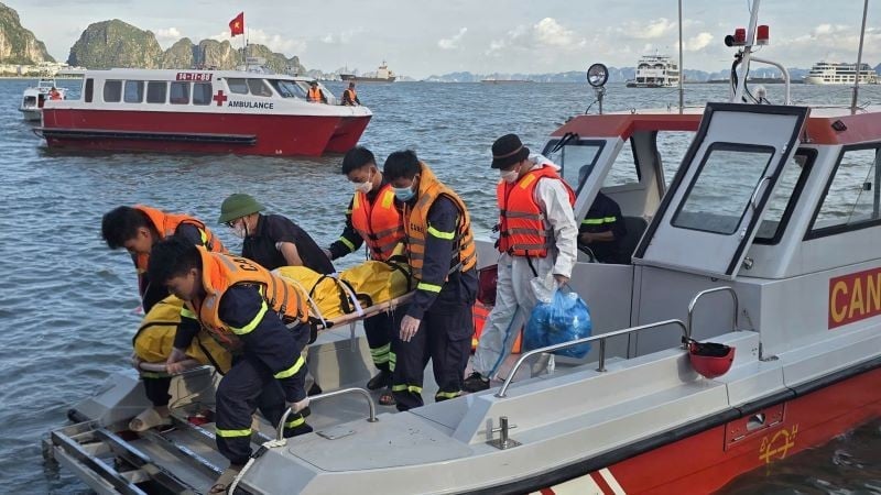 観光船「ブルーベイ58」が転覆し、39人が死亡、10人が救助されたが、人命と財産に甚大な被害が発生した。（写真：NHAN DAN NEWSPAPER）