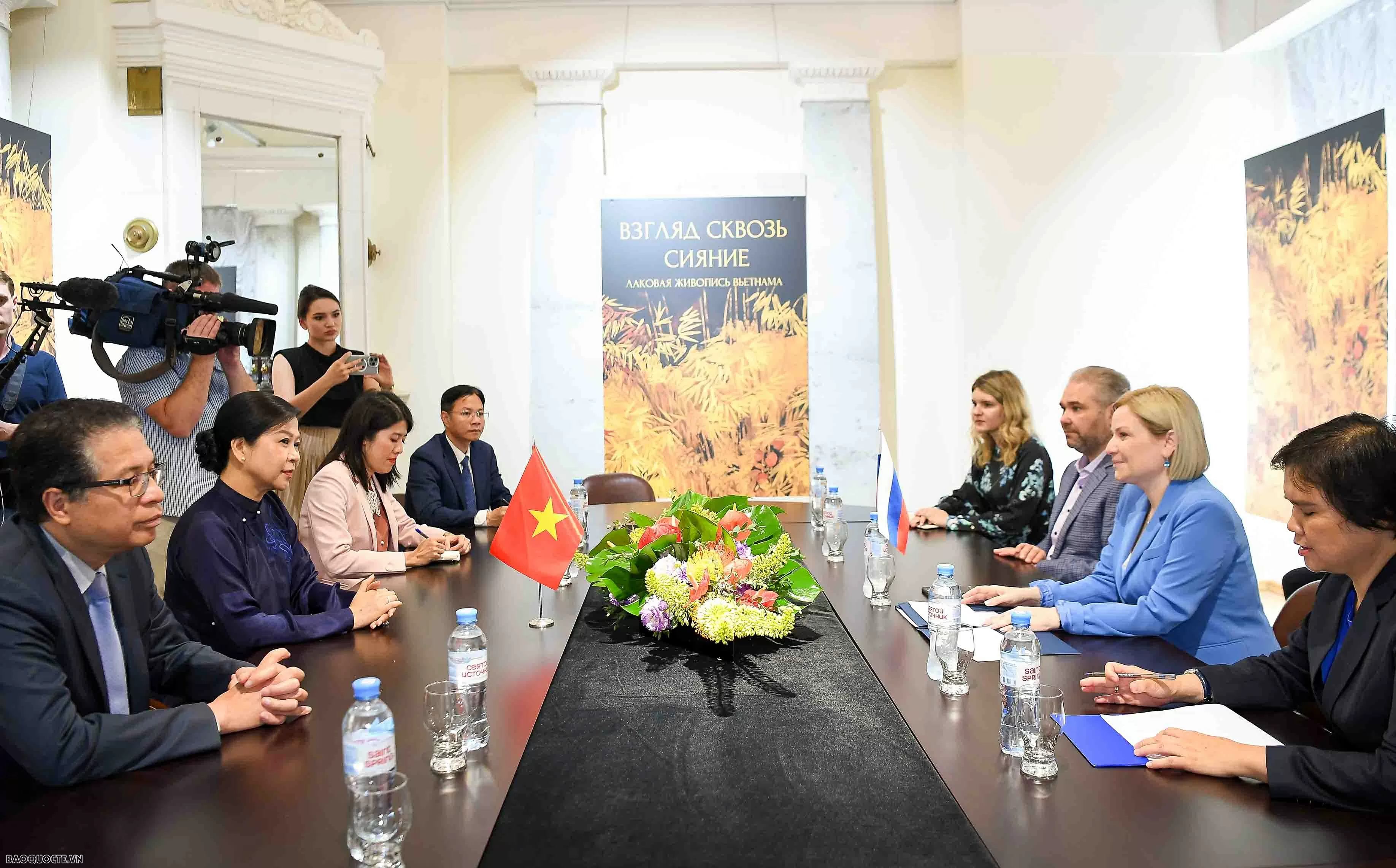 Chiếc áo dài lấy cảm hứng từ luỹ tre Việt Nam và rừng bạch dương Nga trưng bày giữa Moscow