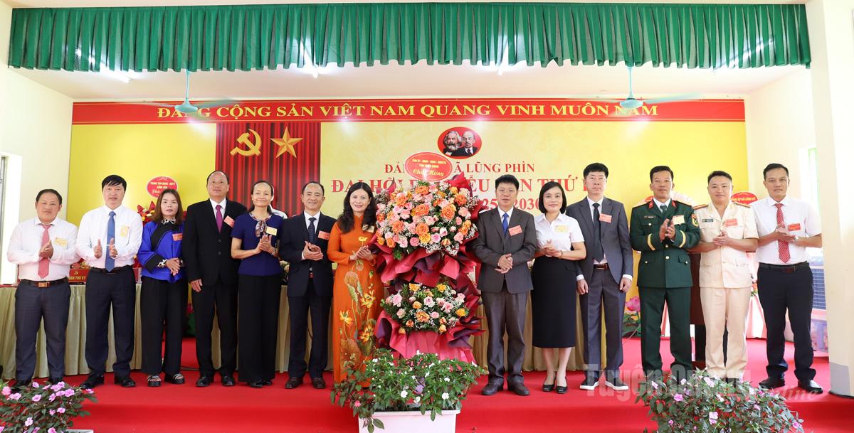 Comrade Vuong Ngoc Ha, Vice Chairman of the Provincial People's Committee presented flowers to congratulate the Congress.