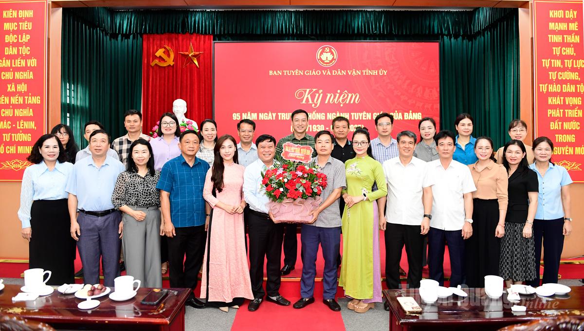 Die Redaktion der Zeitung und des Radio- und Fernsehsenders Tuyen Quang überreichte Blumen, um zum traditionellen Tag des Propagandasektors zu gratulieren.